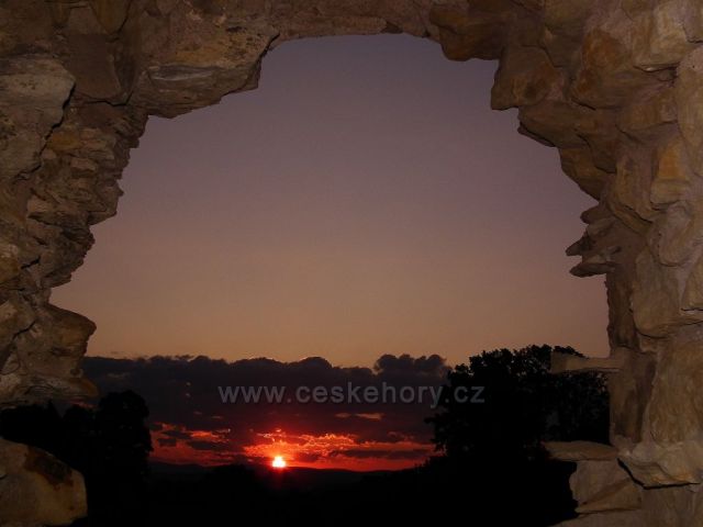 Východ slunce na hradě Lanšperku