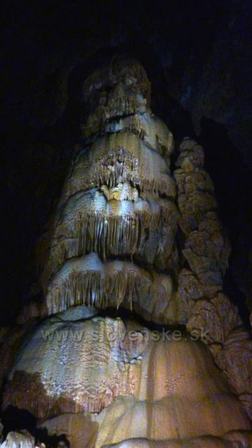 Obr - stalagnát o výšce 33m