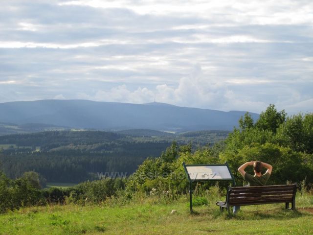 Panoramatický výhled na dominantu Jeseníků - Praděd.