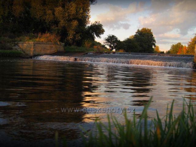 západ slunce u splavu na Metuji