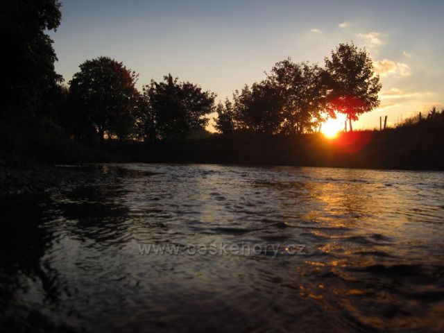 západ na podzim na Metuji
