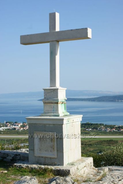 kríž pred kostolíkom Sv. Nofra