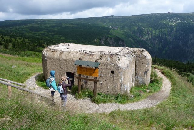 Bunkr, v pozadí Labská bouda