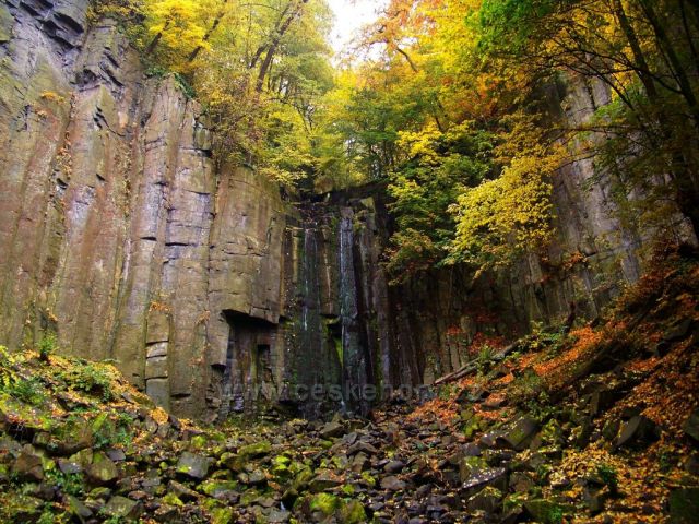 Podzimní Vaňovský vodopád.