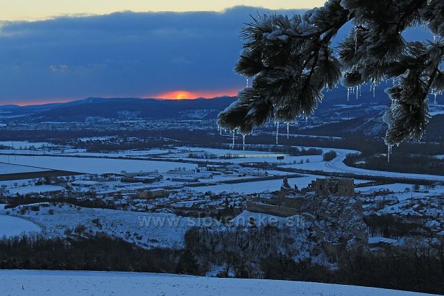 Beckovsky hrad pri západe slnka