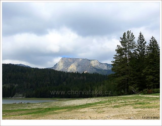 Černé jezero a pohoří Durmitor