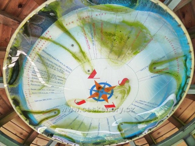 Borůvková Hora - orientační hvězdice na rozhledně je zabudována do jejího stropu