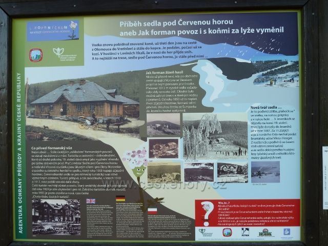 Detail tabule o historii Červenohorského sedla u cesty na Vřesovou studánku