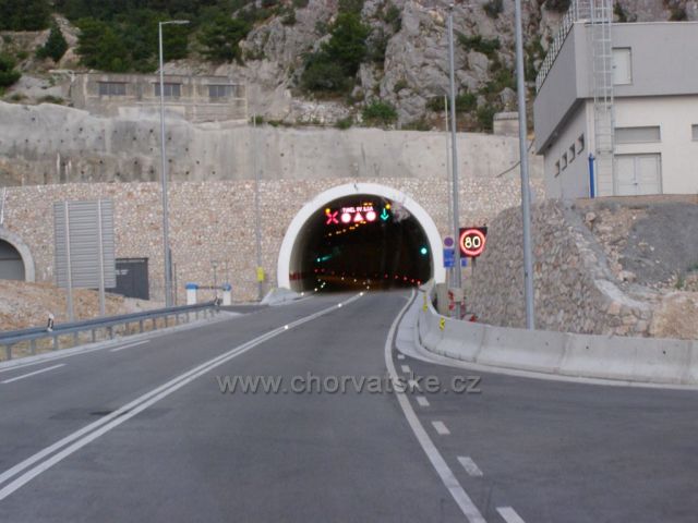 Nový tunel, spojuje Makarskou magistrálu z dálnici A1