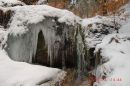Zamrzlý potok ve skalách u Merklína