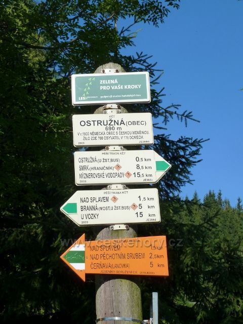 Turistický rozcestník "Ostružná obec" na trase po zelené TZ