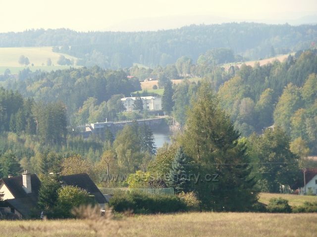 Pastviny - pohled na přehradní hráz a správní budovu elektrárny