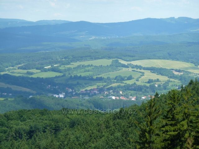 Vizovice -NS Vizovické prameny -krajina kolem Vizovic, v pozadí Vizovické vrchy