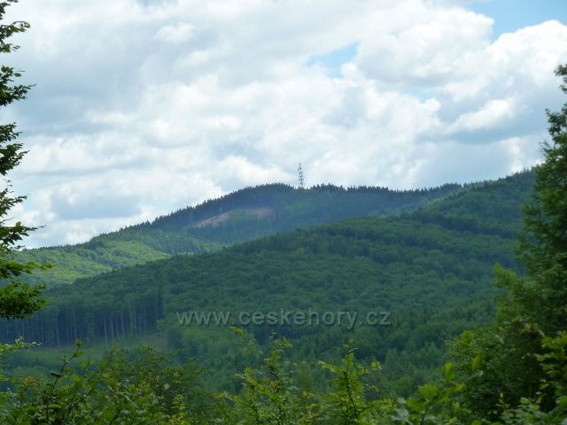 Vizovice - NS Vizovické prameny - pohled z trasy po červené TZ na Janovu Horu k rozhledně Doubrava