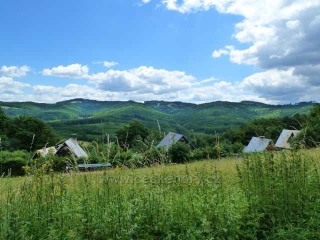 Vizovice - pod Janovo Horou - v pozadí Vizovické vrchy