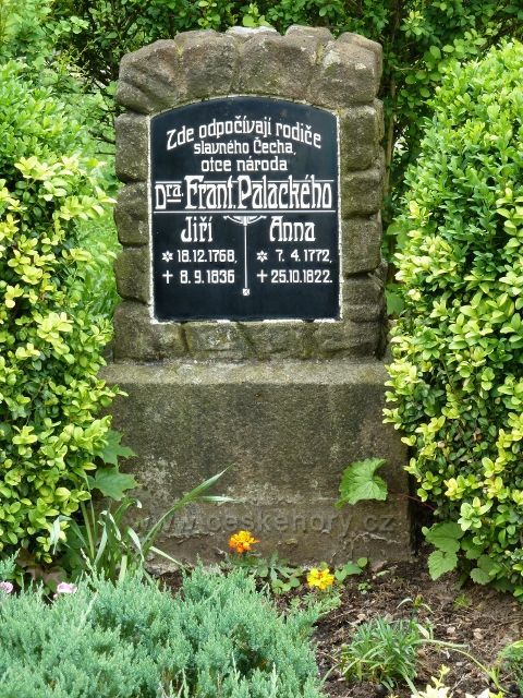Hodslavice - pomník na hrobě rodičů Fr.Palackého