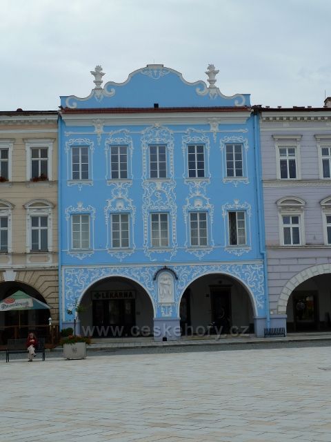 Nový Jičín - rokoková fasáda lékárny "U bílého anděla" na Masarykovo náměstí