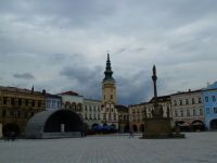 Nový Jičín - Masarykovo náměstí s Morovým sloupem a podiem Jičínského hudebního festivalu, v pozadí věž farního kostela Nanebevzetí Panny Marie