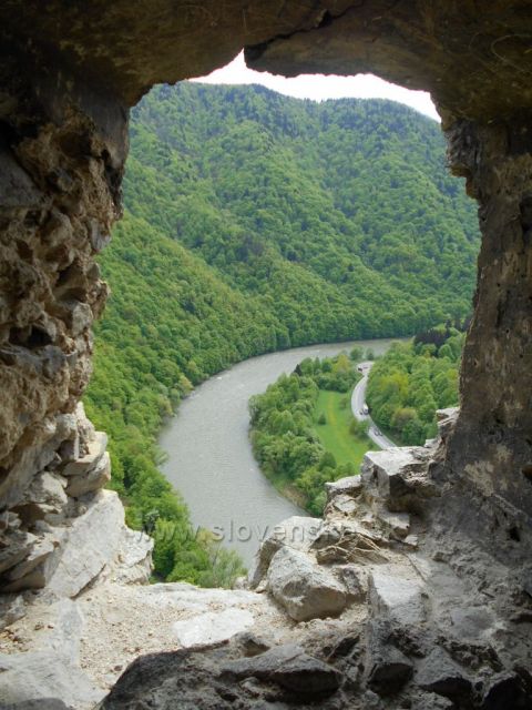 výhled na Váh z okna Starého hradu 