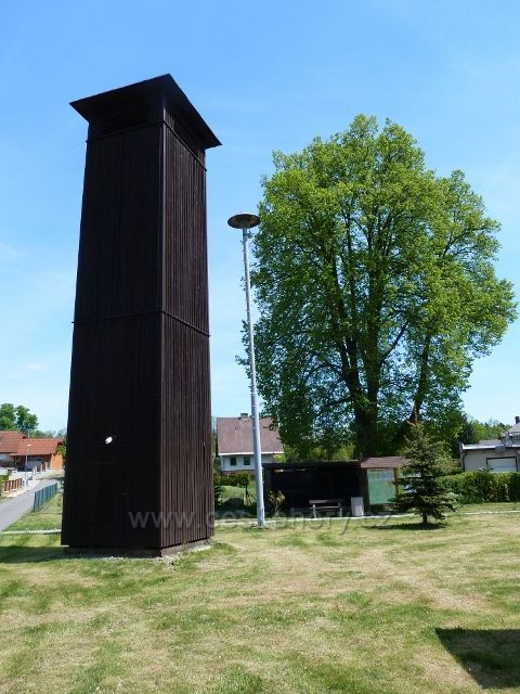 Helvíkovice - náves s požárnickou věží a sirénou