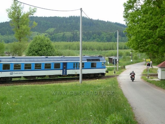 Helvíkovice - vlak na přejezdu Na Popluží