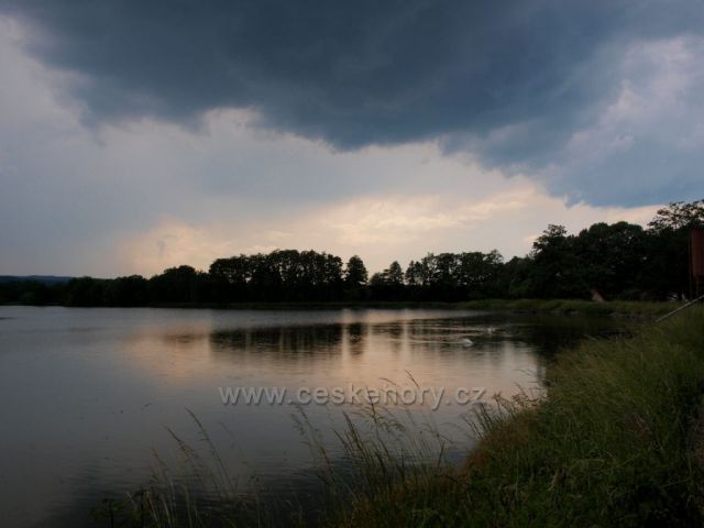 Rybník Petráň před bouřkou.