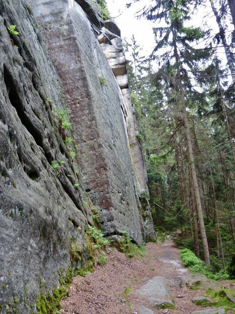 Teplické skály - skalní stěny v dolní části Teplického údolí