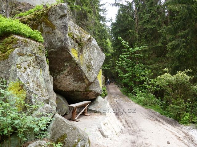 Teplické skály - odpočívadlo u hlavní prohlídkové trasy v Anenském údolí