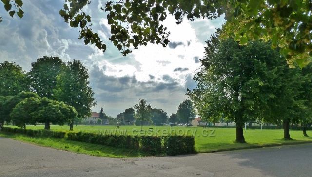 Slatina pod Hazmburkem - hřiště a park uprostřed kruhové návsi