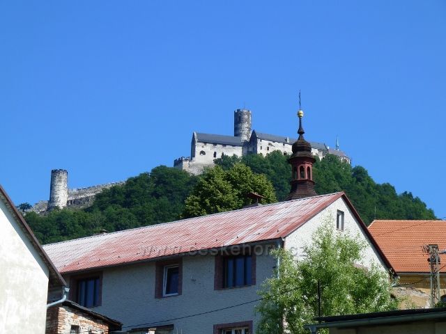 Bezděz - pohled na hrad z obce Bezděz