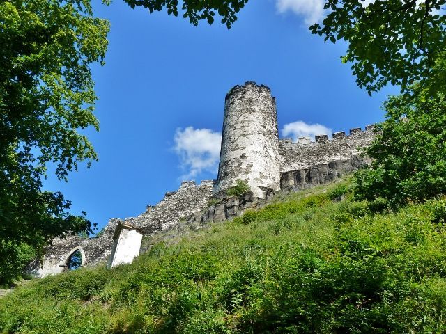 Bezděz - dolní část hradeb s věží