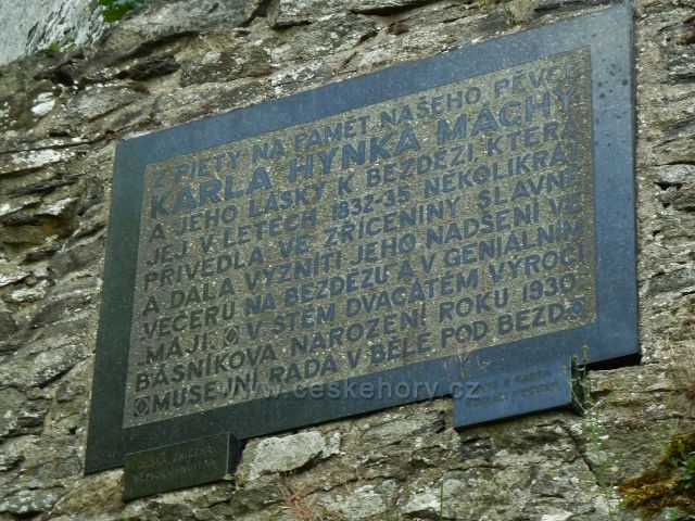 Bezděz - pamětní deska K.H.Máchy na hradní zdi před vchodem do areálu hradu
