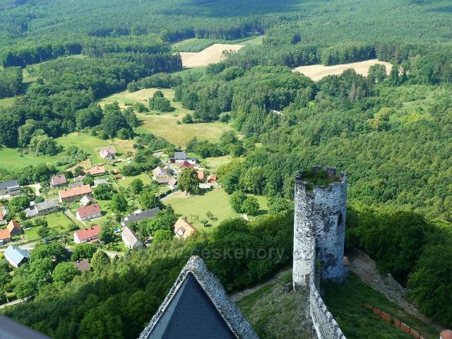 Bezděz - pohled z horní věže na věž dolní a část obce v podhradí