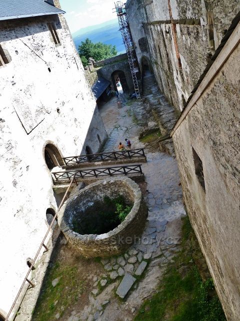 Bezděz - pohled na vodní "cisternu" na nádvoří hradu