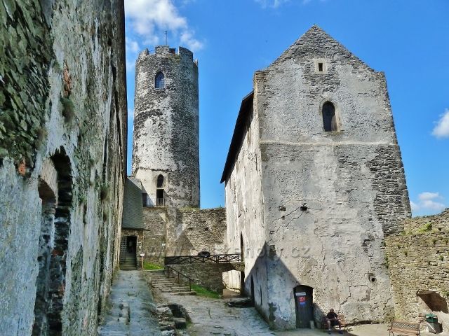 Bezděz - horní věž hradu slouží jako rozhledna
