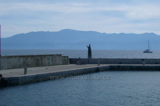 socha v při vjezdu do přístavu