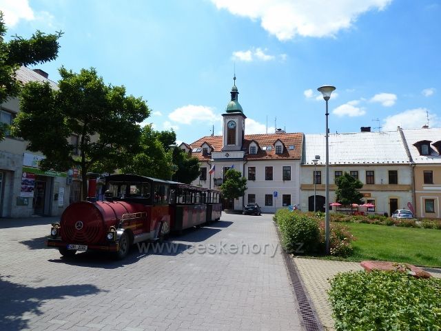 Doksy - výletní vlak na náměstí Republiky,v pozadí radnice