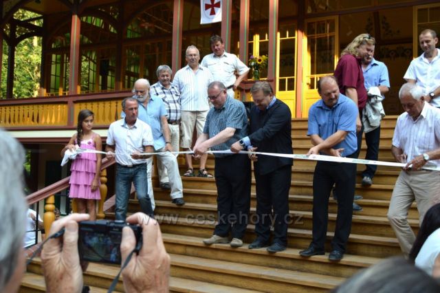 Přestřižení pásky starostou Bernartic panem Michálkem a dalšími hosty a otevření Tančírny pro veřejnost