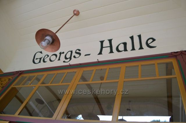 Nad hlavním vchodem do sálu v 1.poschodí