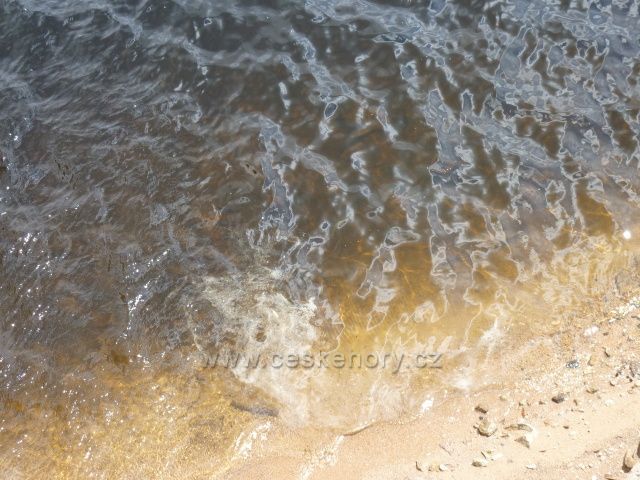 Zrnitý břeh vodní nádrže Fláje