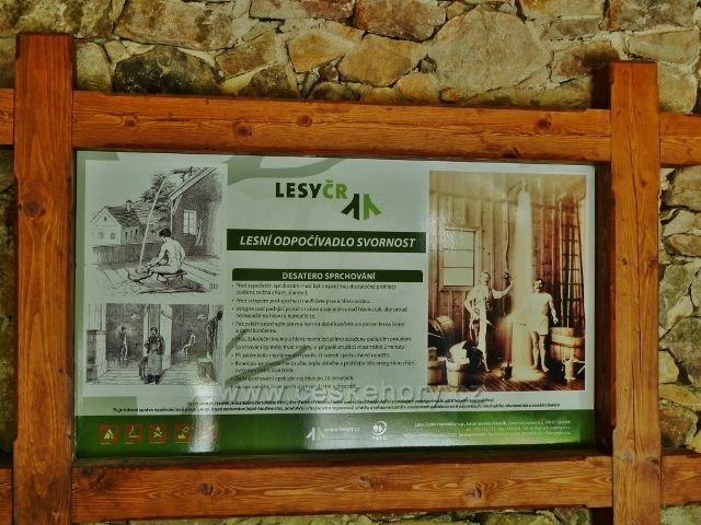 Lázně Jeseník - tabule u zrenovované přírodní sprchy v areálu Trojpramenu