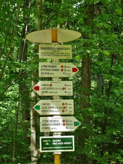 Lázně Jeseník - turistický rozcestnk Enhuberův hrob
