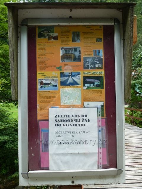 Branná - poutač u mostku přes říčku Brannou na samoobslužný "konibar"