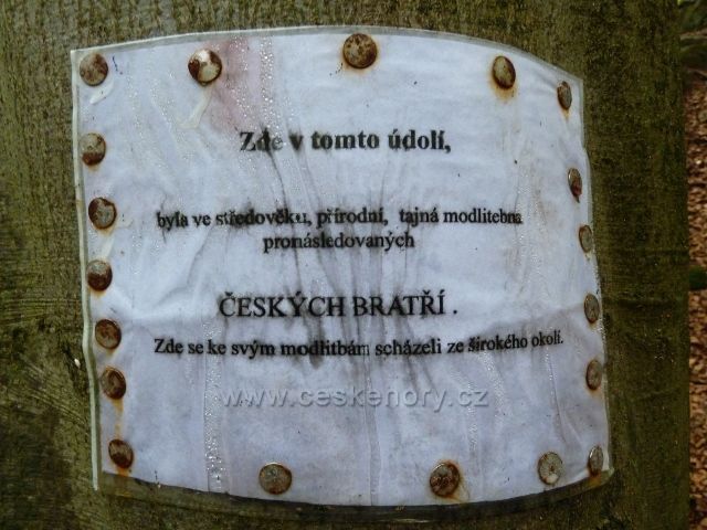 Hradisko - infotabulka v areálu přírodní motlitebny Českých bratří