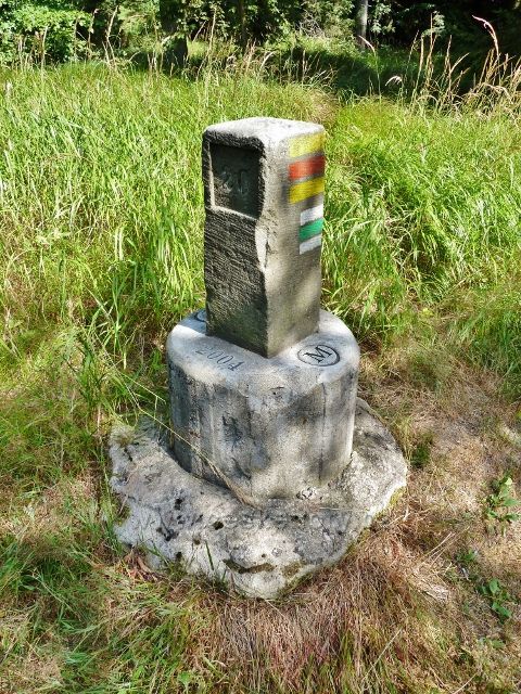 Buková hora - zemský mezník u cesty z Červenovodského sedla na vrchol Bukové hory