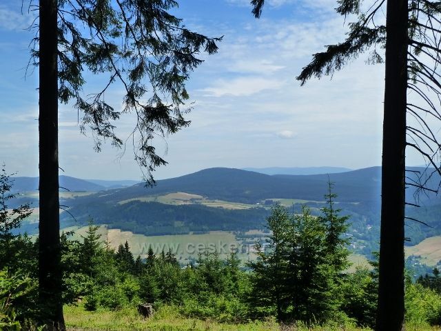 Buková hora - pohled z rozcestí "Nad Mlýnickým Dvorem" k Moravskému Karlovu a na Křížový vrch. V pozadí  vrch Jeřáb