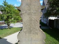 Mlýnický Dvůr - nápis na zadní straně Božích muk stojících před kostelem