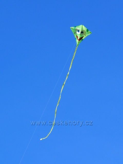 Habartice - pouštění draků nad silničkou do Vikantic