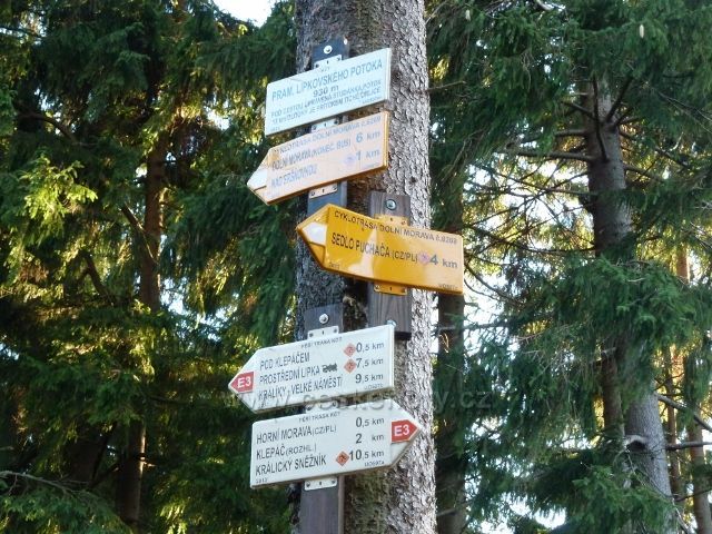 Dolní Morava - turistický rozcestník Pramen Lipkovského potoka /930 m.n.m./
