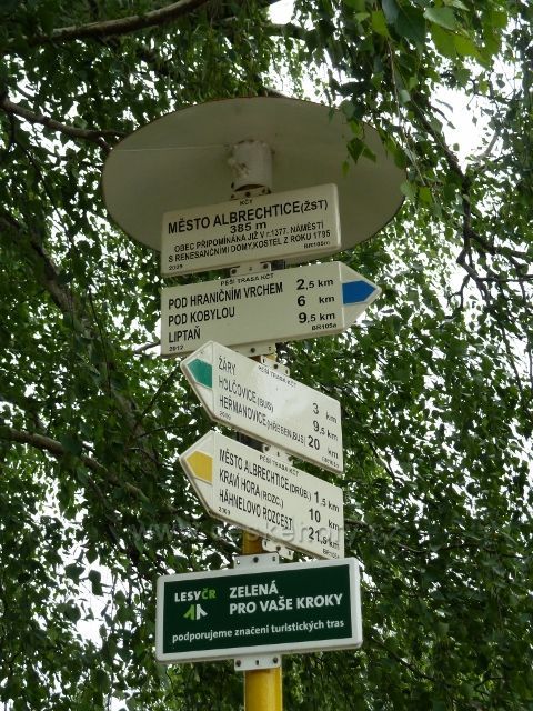 Město Albrechtice - turistický rozcestník před nádražím ČD